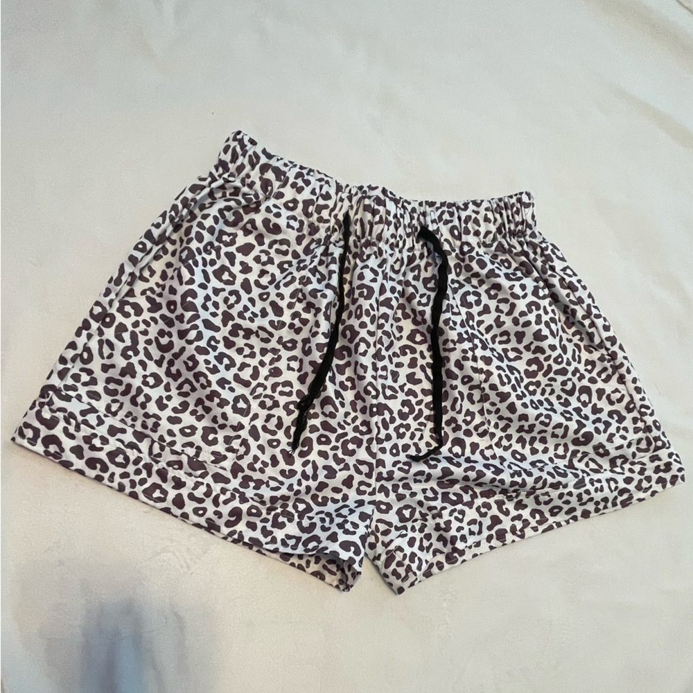 Black and white leopard shorts XL